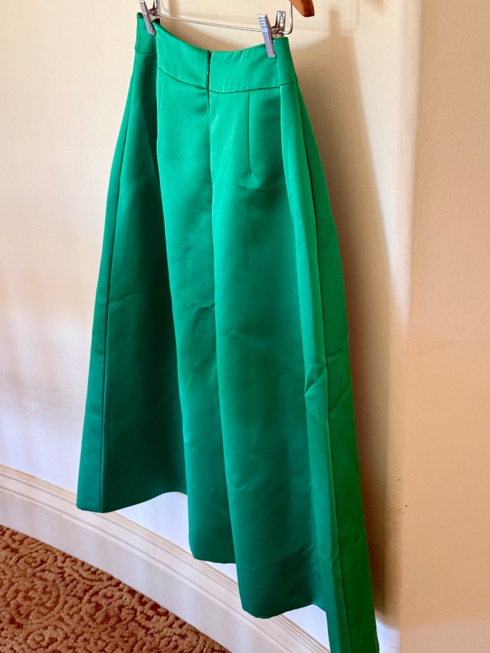 RHÚNE  women's emerald green structured midi skirt. NWOT. never worn, mediium